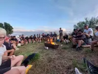 de verkenners op kamp 2023 rond het kampvuur in Numansdorp