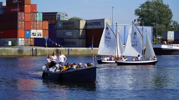 verschillende boten varen met bezoekers door de Bergse Theodorus haven