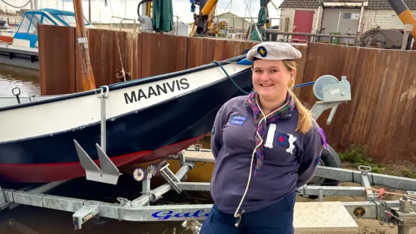 Saar Boerdam voor de pas gedoopte nieuwe lelevliet Maanvis (1853) in de Theodorushaven Bergen op Zoom
