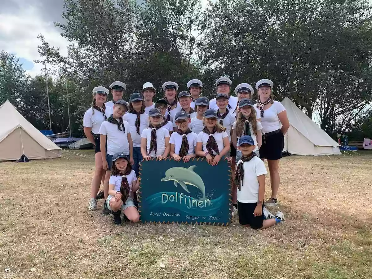 groepsfoto van de dolfijnen voor de tenten op zomerkamp