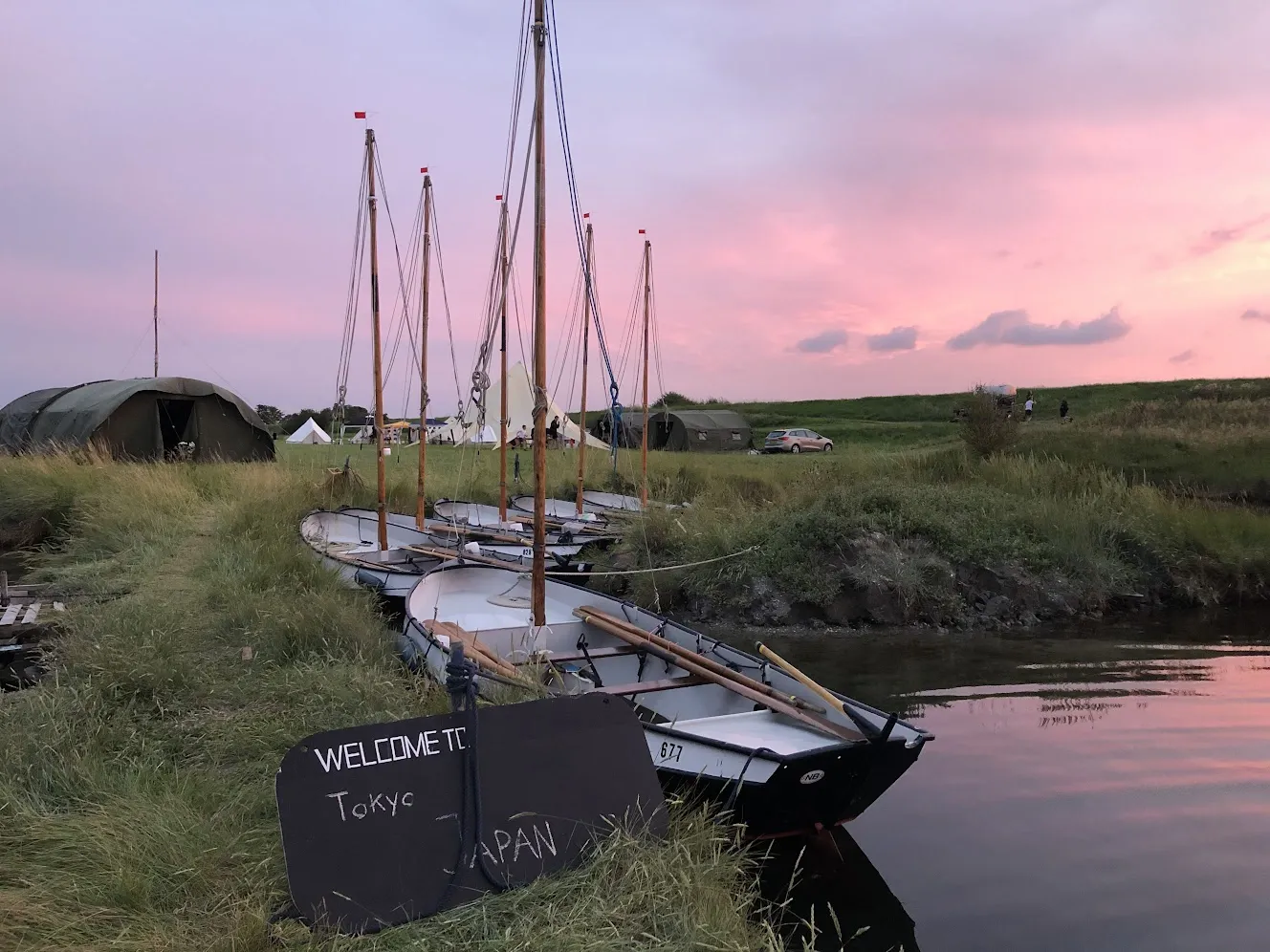 het haventje bij de boer op kamp bij zonsondergang